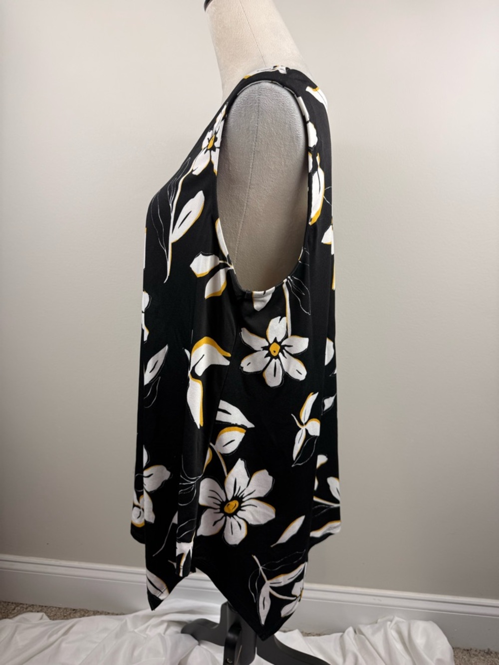Jules & Leopold Black Tunic with White and Yellow Floral print size 1X - Picture 6 of 9